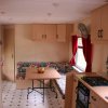 Cucina con tavolo e panchina colorati.