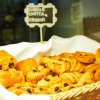 Cestino di viennoiserie, tra cui brioche e girelle con uvetta e crema.