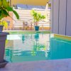Piscina riflettente e pianta di limoni in un ambiente esterno rilassante.