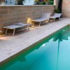 Area piscina con lettini e luci soffuse lungo il bordo.