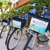 Biciclette con cestini parcheggiate vicino a un hotel.