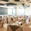 Sala da pranzo con tavoli apparecchiati.