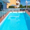 Piscina all'aperto con sedie a sdraio.