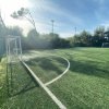 Campo da calcio in erba sintetica.