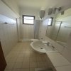 Bagno con specchio sopra un lavandino.