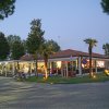 Ristorante esterno illuminato alla sera.