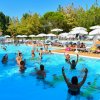 Un gruppo di persone in acqua che partecipa a una lezione di aquagym in piscina.