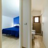 Camera con letto matrimoniale e bagno adiacente.
