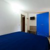 Camera con armadio blu e letto matrimoniale.