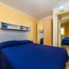 Camera con letto matrimoniale e parete gialla.