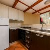 Cucina compatta con frigorifero e lavello.