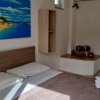 Camera con letto matrimoniale e quadro di spiaggia.