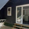 Tenda da campeggio con veranda e porte vetrate.