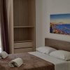 Camera d'albergo con letto matrimoniale e balcone.