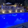 Piscina illuminata di notte.