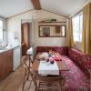 Interno di una casa mobile con cucina e divano a fiori.