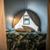 Letto matrimoniale in una tenda con finestre.