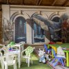 Zona giochi bimbi con murale di balena.