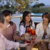 Gruppo di persone che brinda con drink serali.