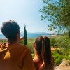 Due persone ammirano il paesaggio vista mare.