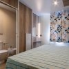 Camera da letto con bagno integrato e tende floreali.