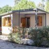 Bungalow con veranda e finestre in legno.