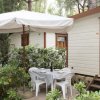 Bungalow con terrazza e tavolo all'aperto.
