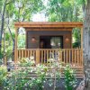 Casa in legno con veranda immersa nel verde.