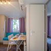 Interno con tavolo, sedie e divano colorato.