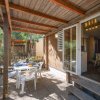 Veranda con tavolo bianco e sedie di plastica.