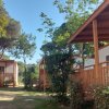 Bungalow di legno circondati da alberi verdi.