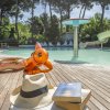 Piscina con ciambella gonfiabile, libro e cappello sul bordo.