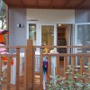 Bungalow con veranda e sedia a sdraio.