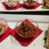 Piatti rettangolari con antipasti di mare.