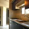 Cucina moderna con fornelli e lavandino.