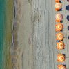 Ombrelloni arancioni sulla spiaggia vicino al mare.