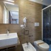 Elegante bagno con doccia e pareti effetto legno.