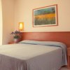 Camera da letto con letto matrimoniale e quadro sopra.