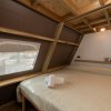Camera da letto compatta con letto matrimoniale e finestra.