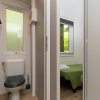 Bagno con finestra e vista su camera da letto.