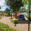 Area giochi con scivoli e bambini.