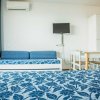 Interno di un appartamento con letto e divano blu.