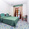 Camera con letto matrimoniale e decorazioni verdi.
