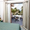 Camera con letto matrimoniale e terrazza con vista mare.