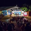 Spettacolo notturno all'aperto con pubblico.