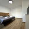 Camera da letto minimalista con letto matrimoniale.