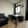 Sala con tavolo da pranzo e divano.