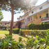 Parco verde con edifici residenziali in mattoni.