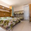 Camera con letto matrimoniale, letto a castello, mobili in legno e lampade integrate.