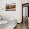 Camera da letto moderna con un letto matrimoniale e asciugamani piegati.